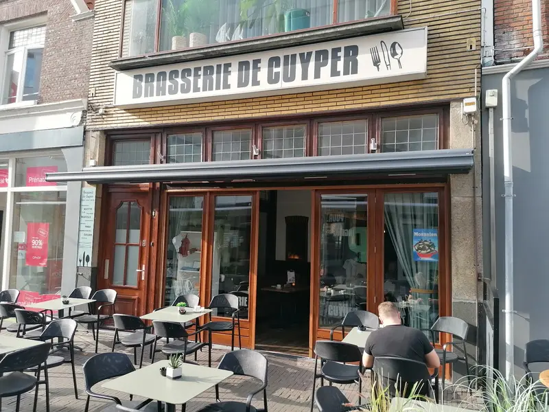 De gevel met het terras op de Dracht