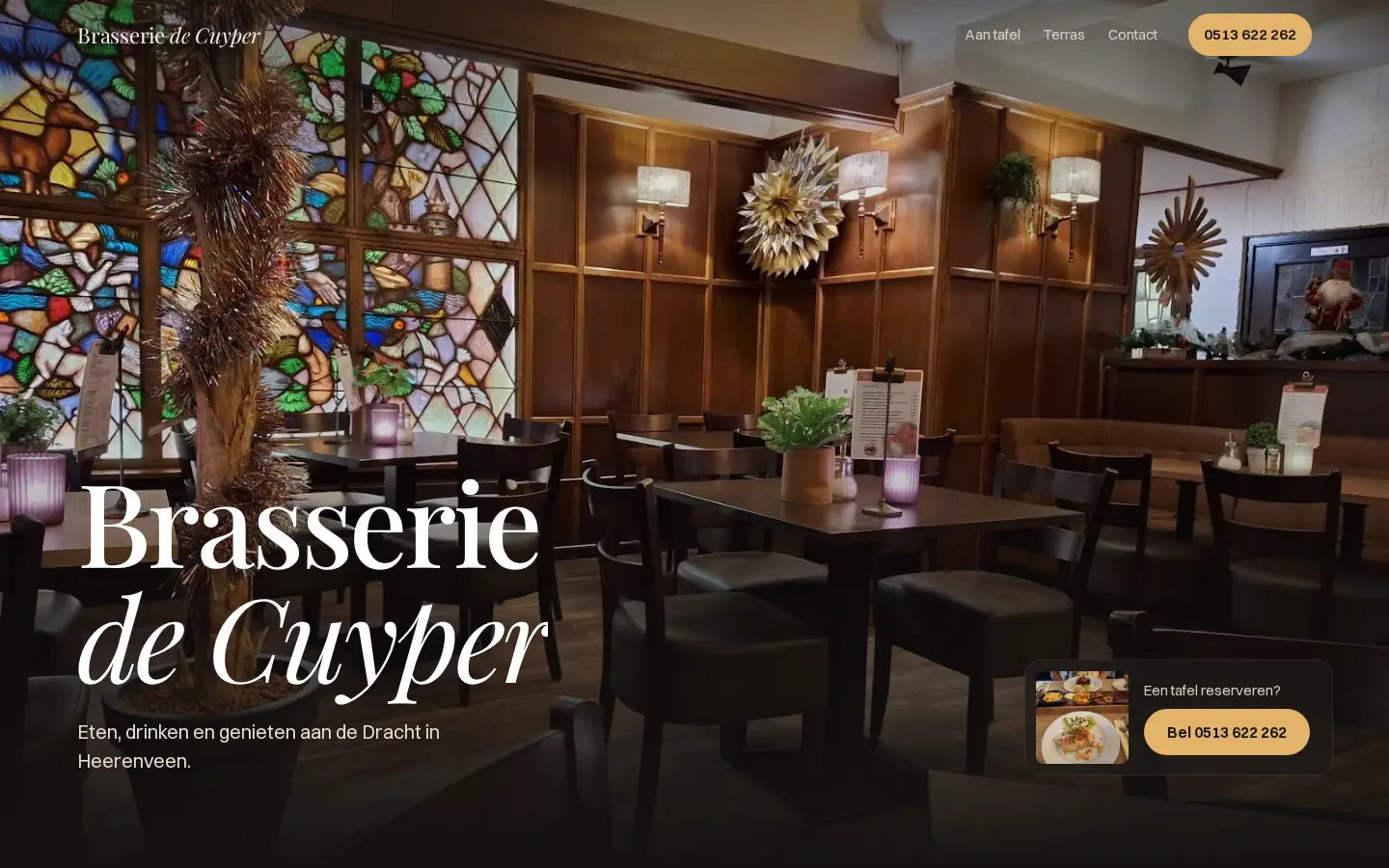 Voorbeeld van richting B: donkere pagina met het interieur en het glas-in-lood paginabreed