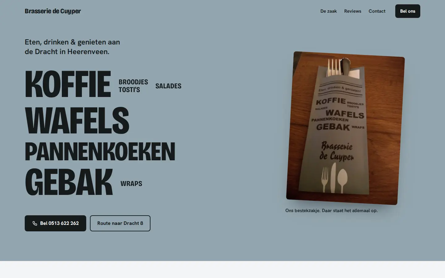 Voorbeeld van richting C: grijsblauwe pagina met grote letters koffie, wafels, gebak en het bestekzakje